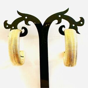 Gold hoop ribbed earrings